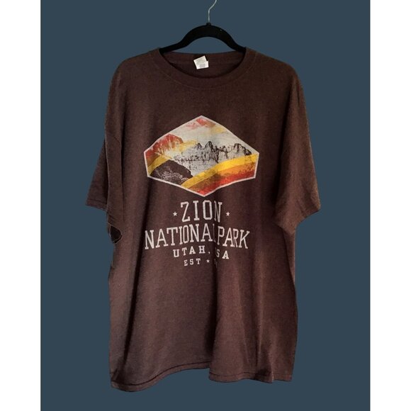 GILDAN- MENS BROWN FRONT GRAPHIC SHORT SLEEVE COTTON T-SHIRT SIZE 2XL - Picture 1 of 7